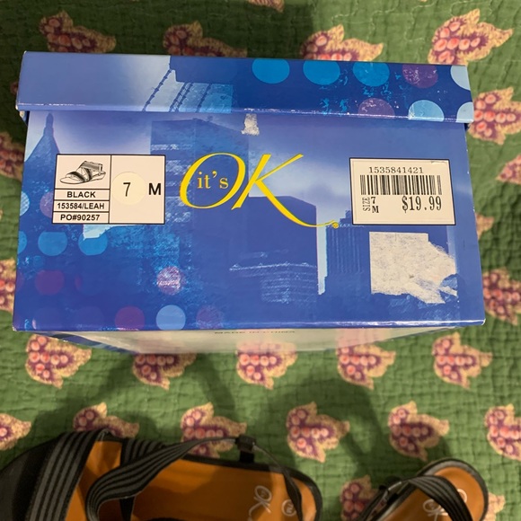 EUC It’s Okay Leah Sandal KC - Picture 4 of 4